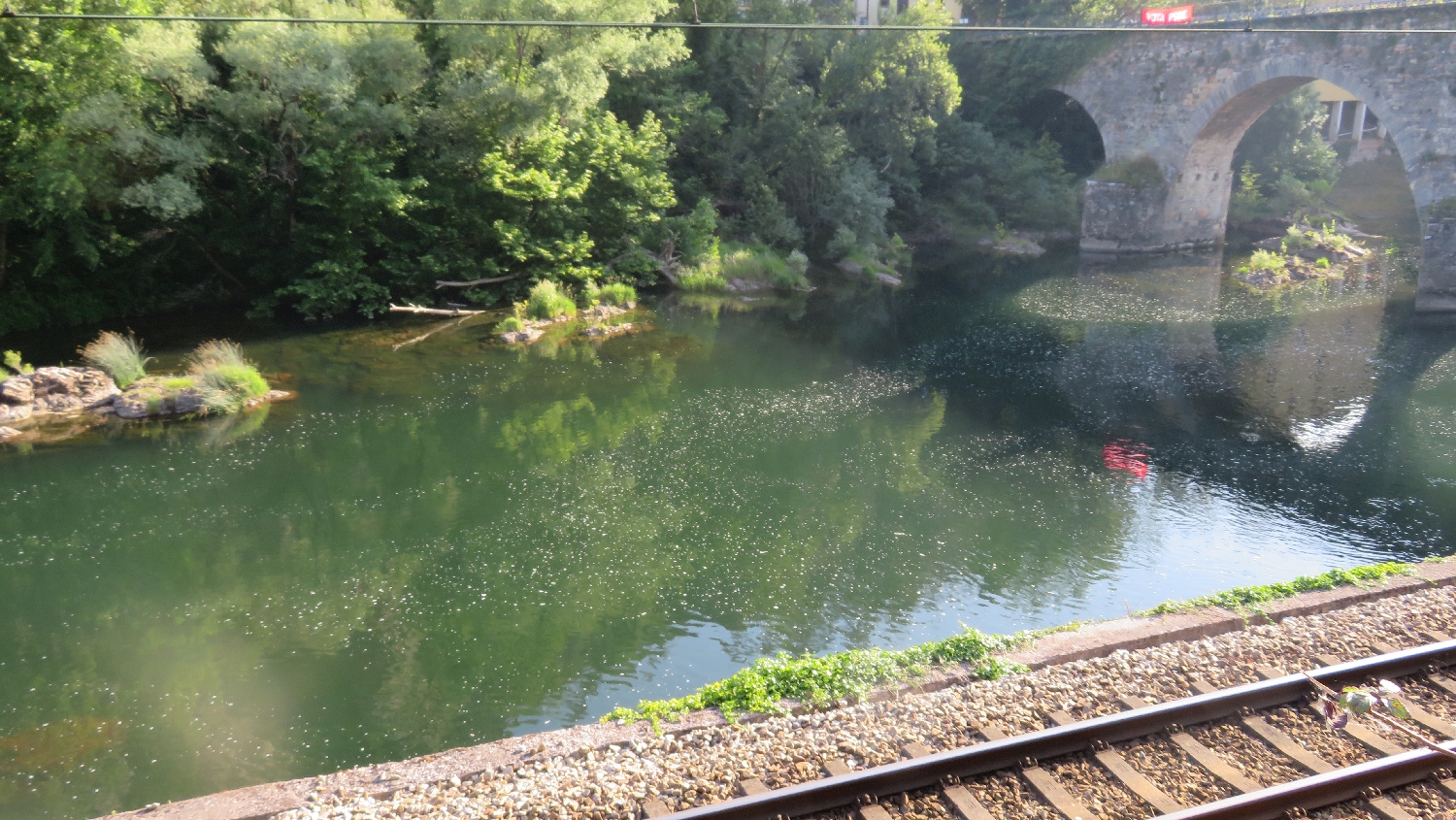 Camino Primitivo, a Río Nalón folyó a túlpartról, háttérben a középkori híd