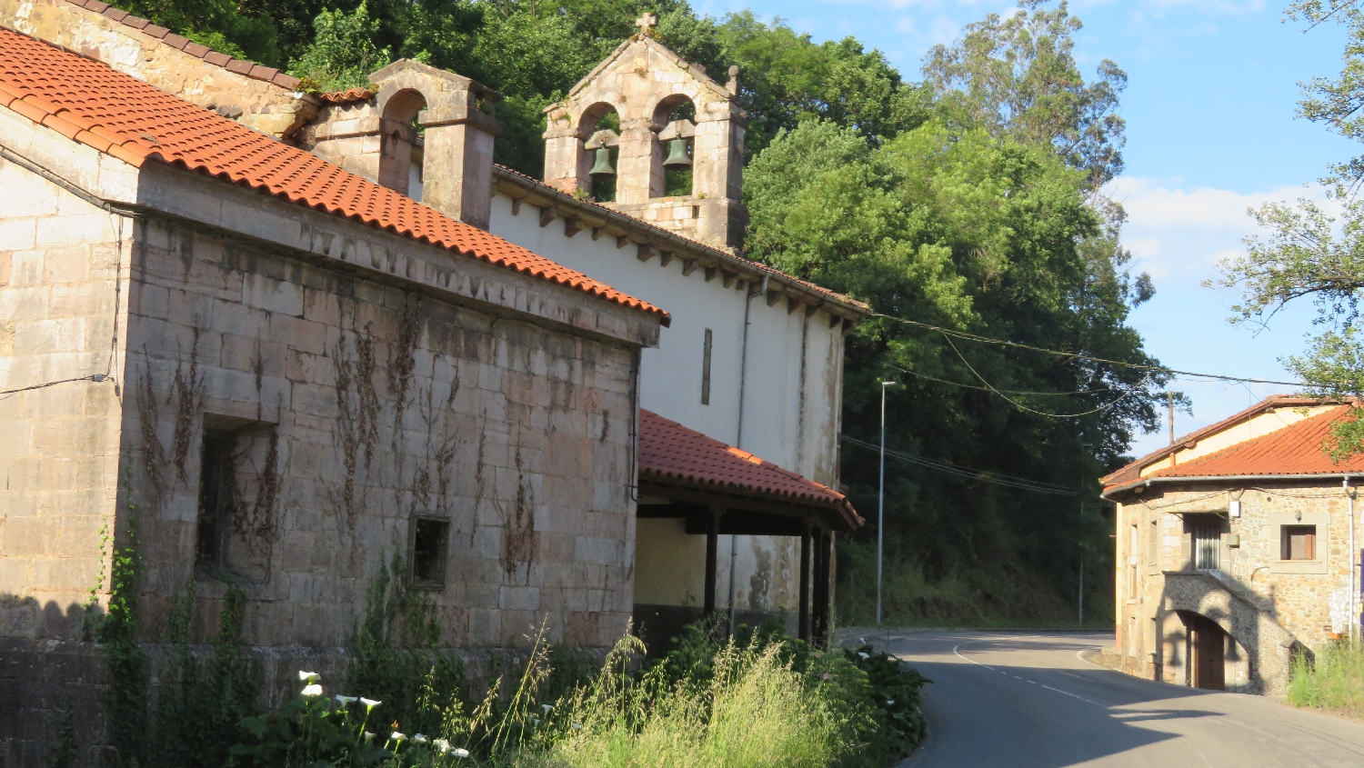 Camino Primitivo, Peñaflor, templom, éppen a templomnál kell jobbra fordulni, arra vezet a jelzés