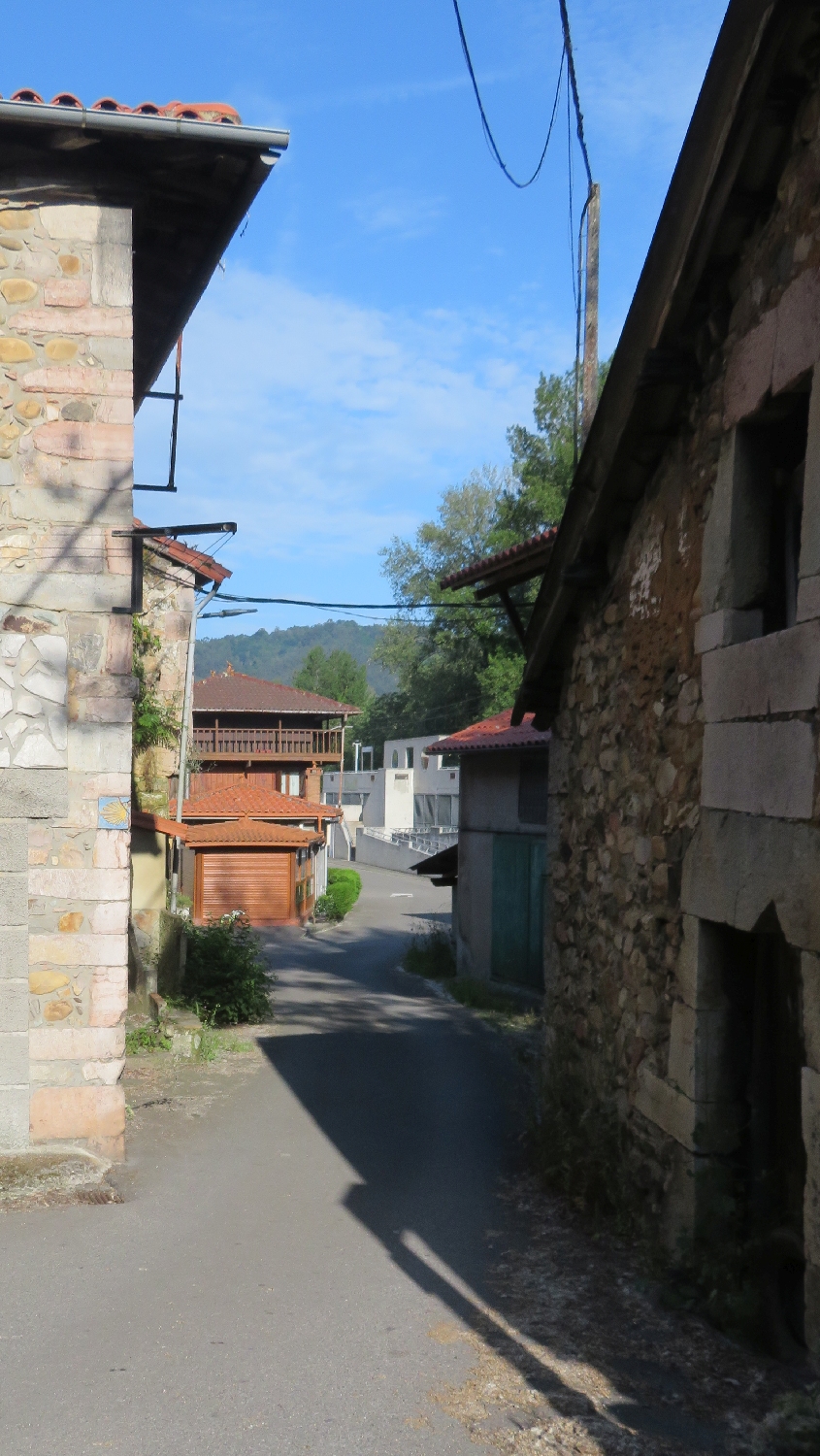 Camino Primitivo, Peñaflor, a településen a házfalakon helyezték el a nyilakat és a kagyló jelzéseket