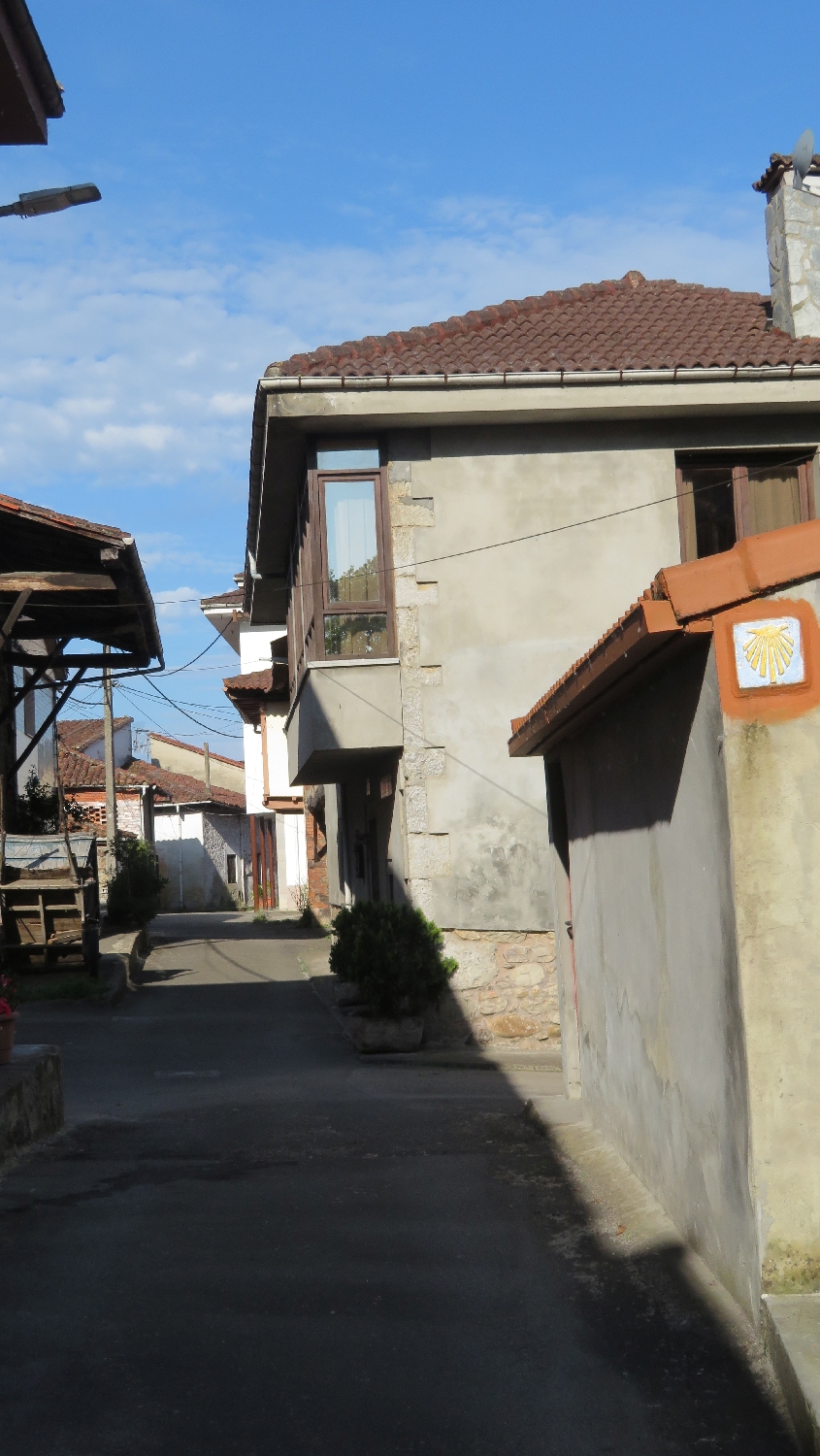 Camino Primitivo, Peñaflor, a településen a házfalakon helyezték el a nyilakat és a kagyló jelzéseket