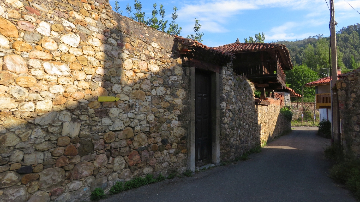 Camino Primitivo, Peñaflor, a településen a házfalakon helyezték el a nyilakat és a kagyló jelzéseket