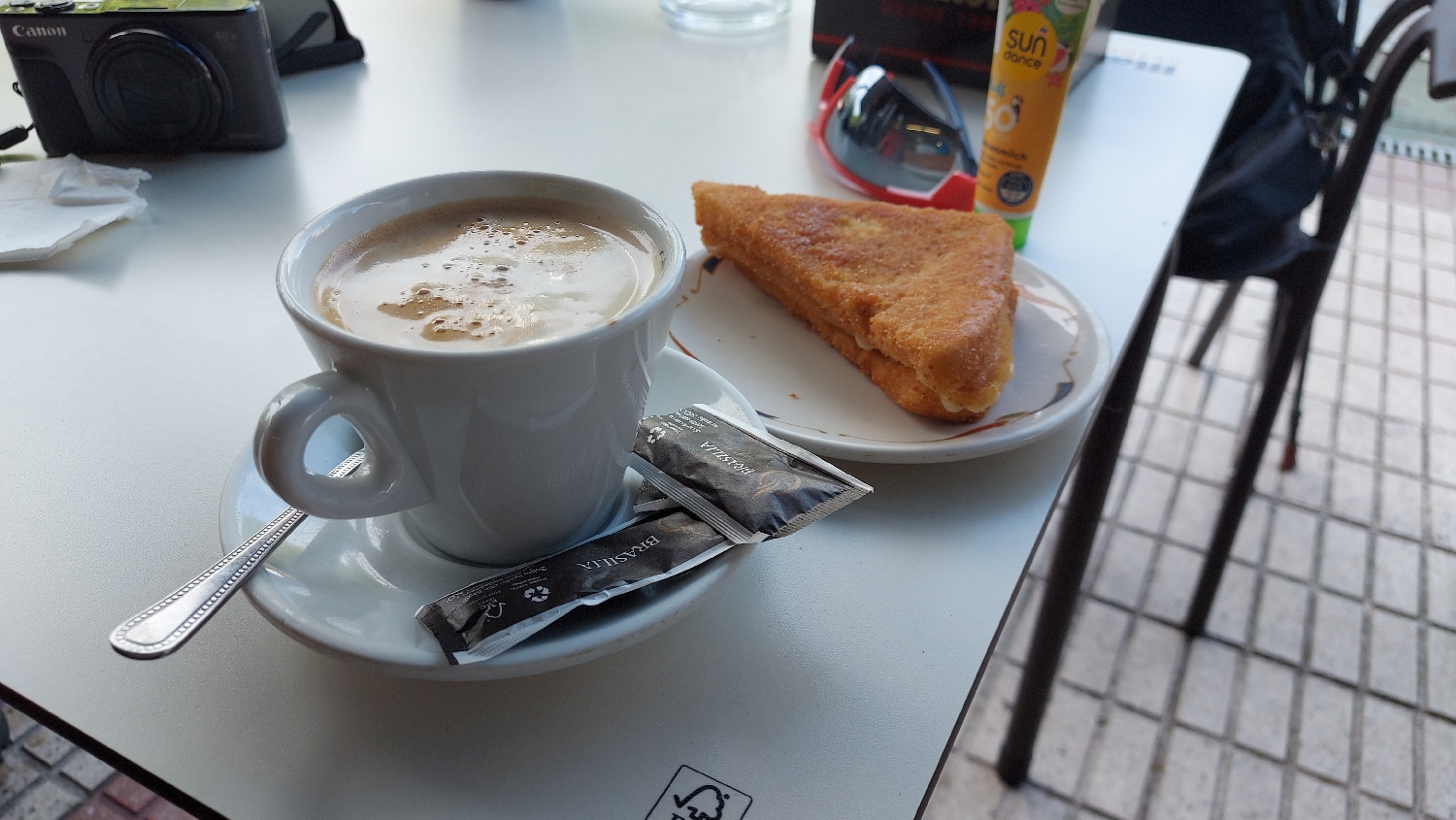 Camino Primitivo, Grado, aznapi első café con leche egy kis bundás kenyér reggelivel :-)
