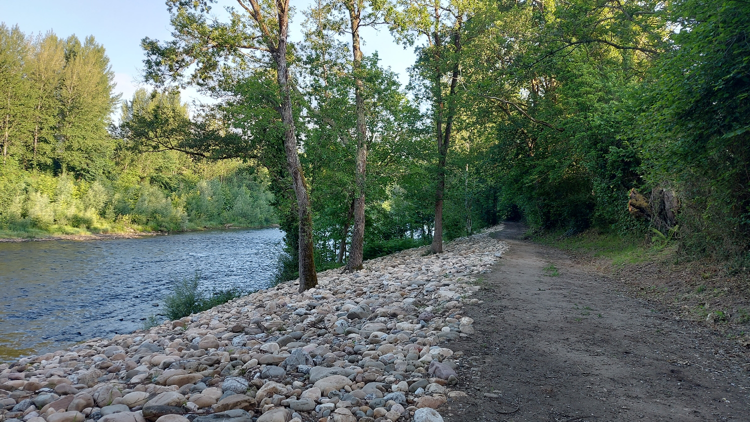 Camino Primitivo, reggeli gyaloglás a folyópart mentén