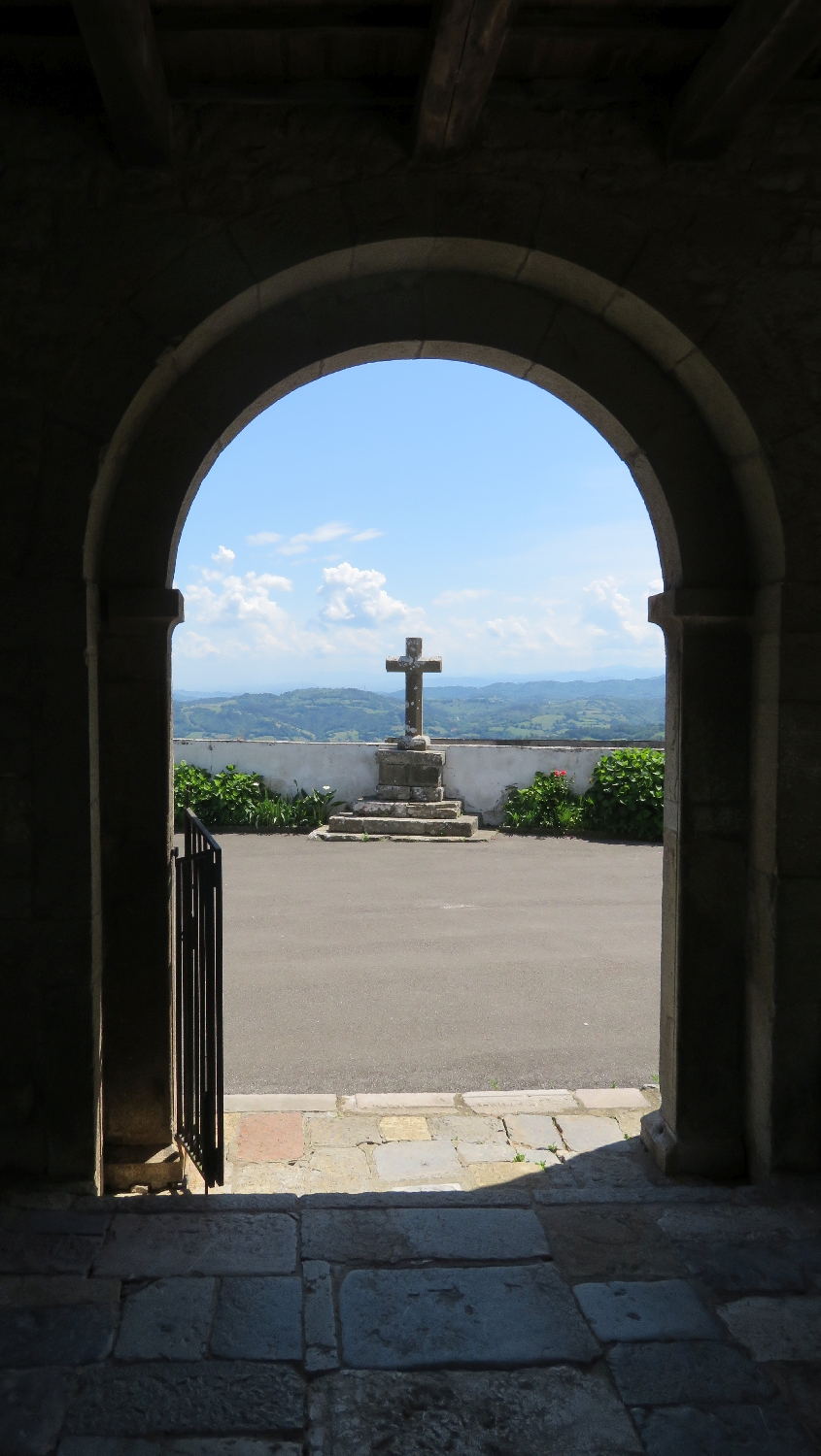 Camino Primitivo, Santuario del Fresno, templom az Alto de Fresno hegy tetején