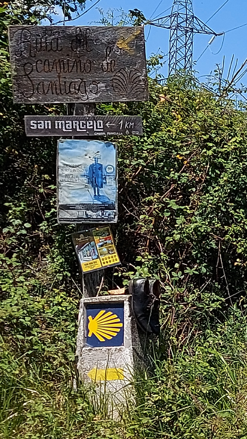 Camino Primitivo, útjelző tábla, kagyló, nyíl