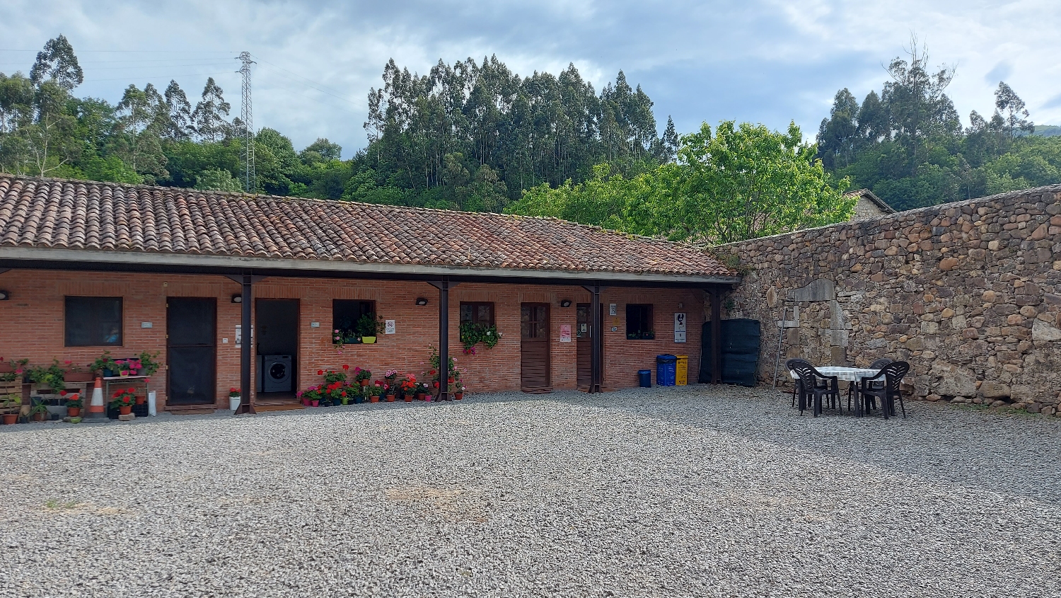 Camino Primitivo, Cornellana, San Salvador kolostor és albergue, az udvar