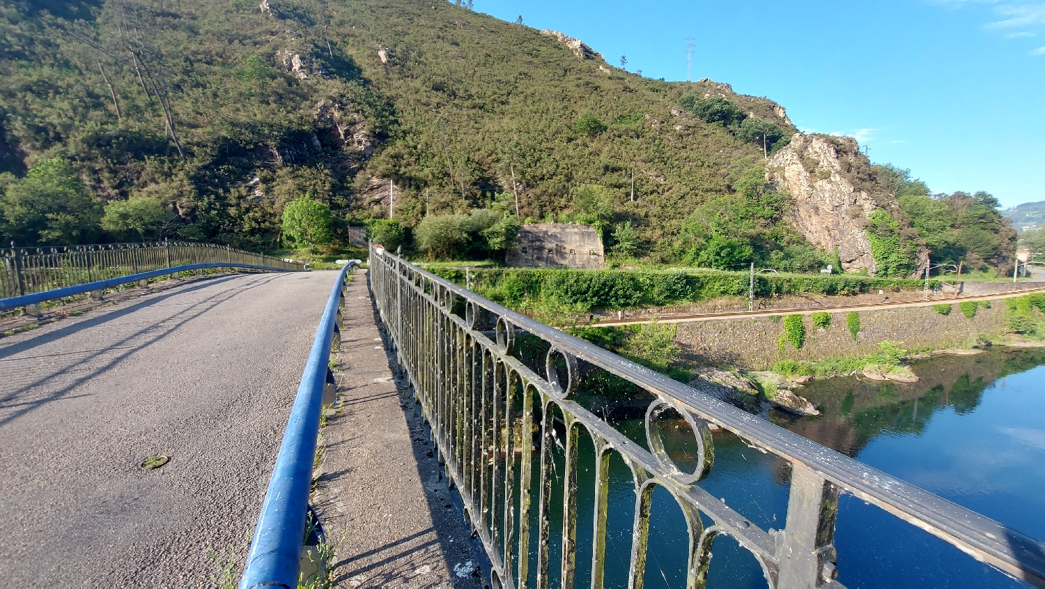 Camino Primitivo, átkelés egy középkori hídon a Río Nalón folyó felett