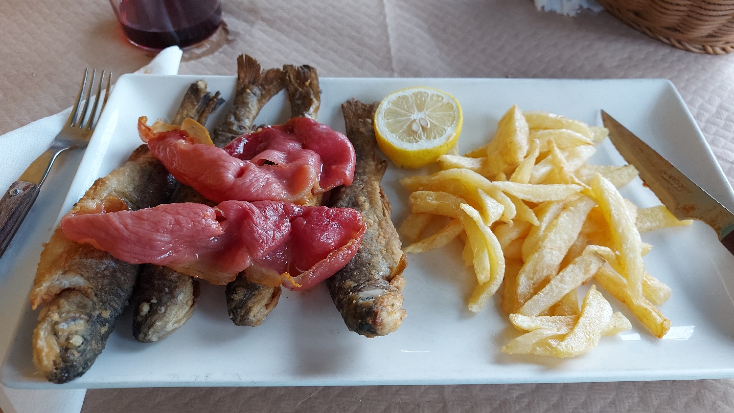 Camino Primitivo, Cornellana, peregrino menü második fogás, sült hal sült krumplival