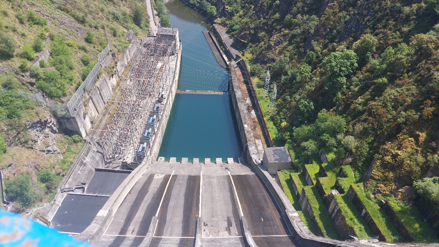 El Camino Primitivo, maga a duzzasztó az Embalse de Salime felett