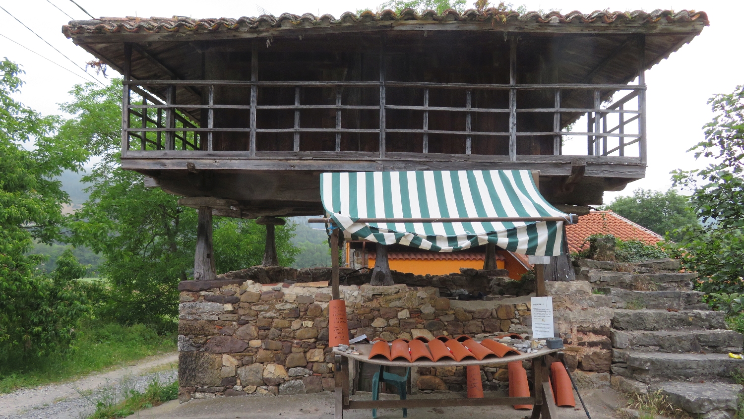 Camino Primitivo, adománygyűjtés a helyi templom tetőszerkezetének felújítására