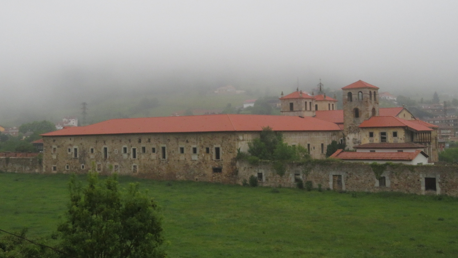 Camino Primitivo, Cornellana, kolostor a reggeli ködben