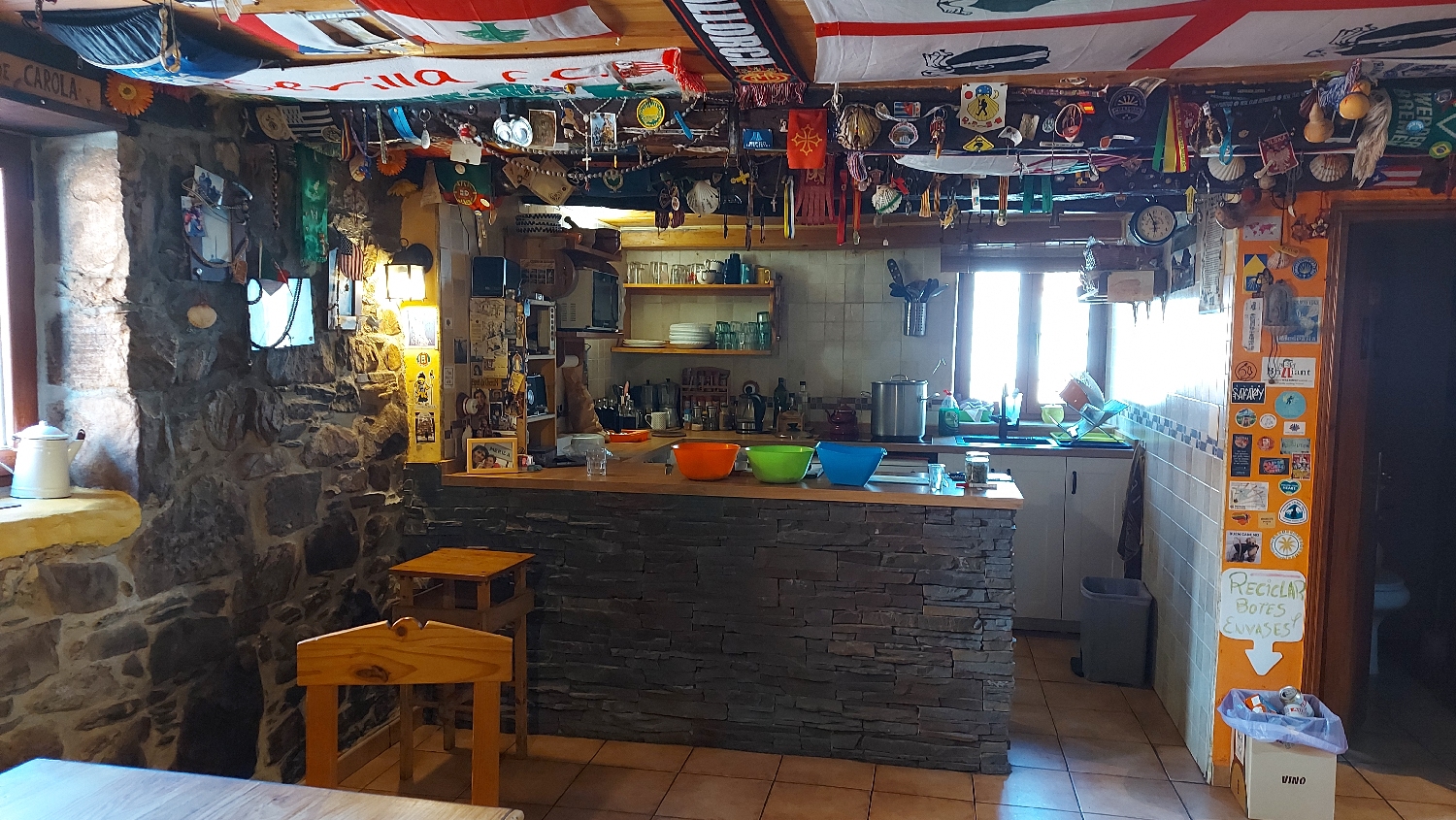 Camino Primitivo, Bodenaya, az albergue konyhája és társalgója