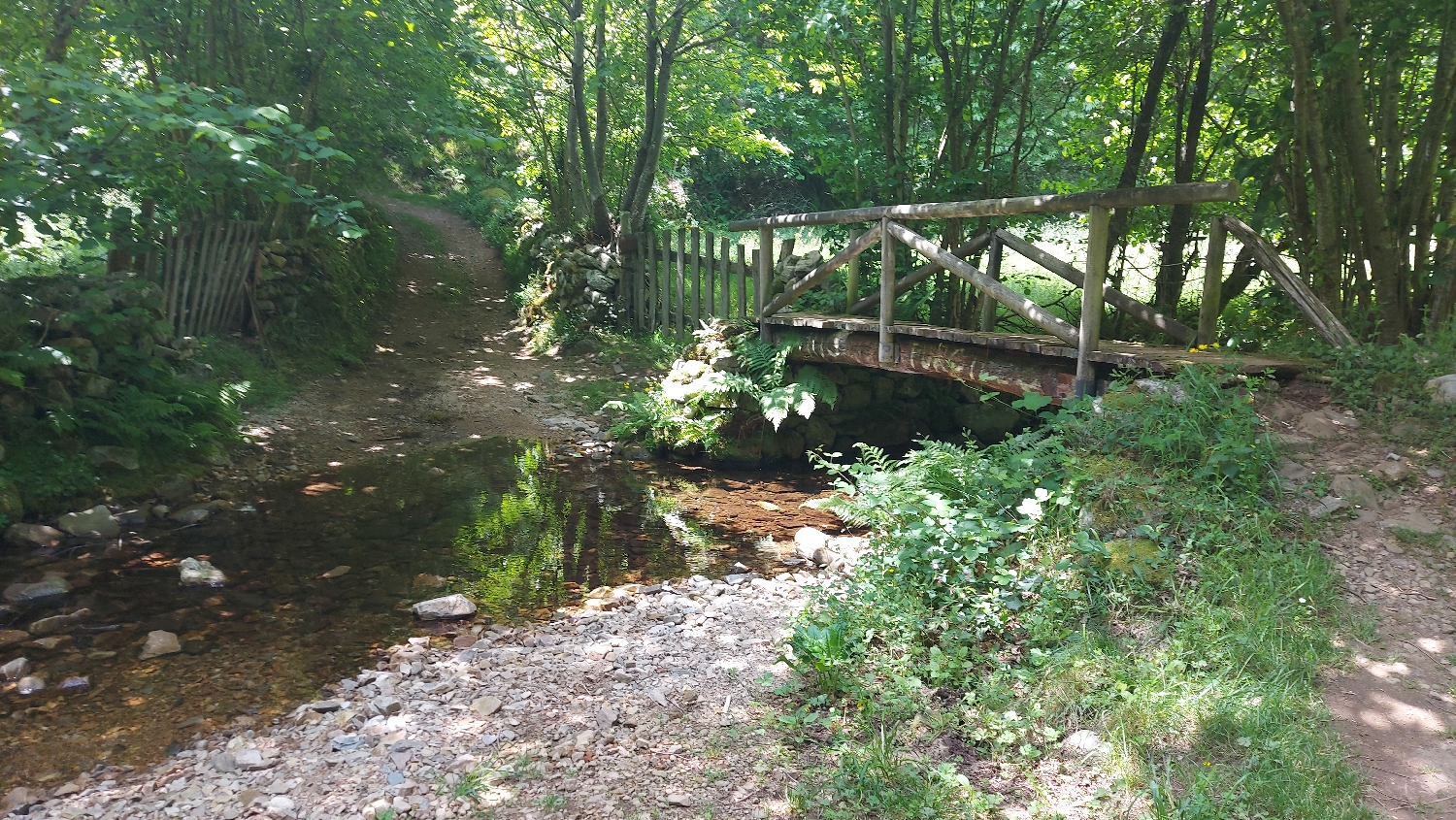 El Camino Primitivo, híd egy kis patak felett