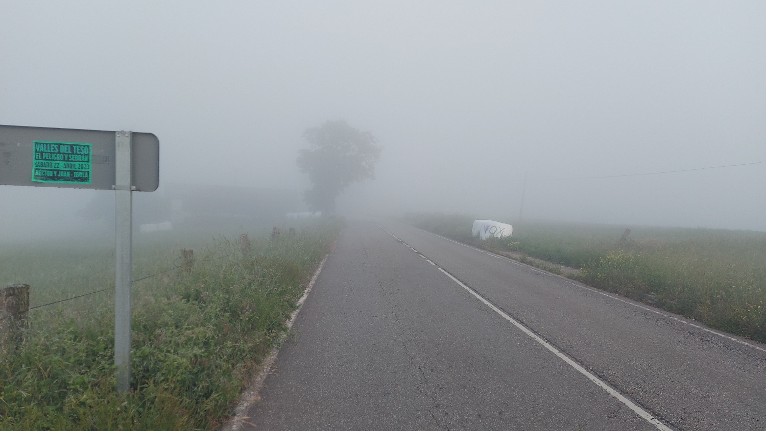El Camino Primitivo, gyaloglás az országúton ködben
