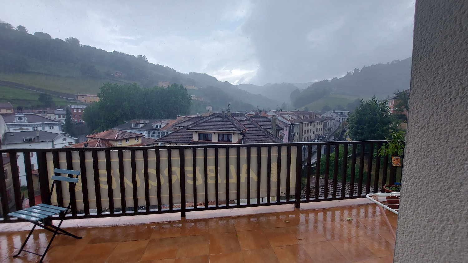 El Camino Primitivo, Pola de Allande, Albergue La Casita de Aba, özönvízszerű eső
