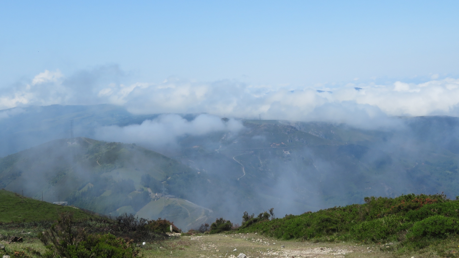 El Camino Primitivo, kilátás a Puerto del Palo hegycsúcsról, a felhők felett