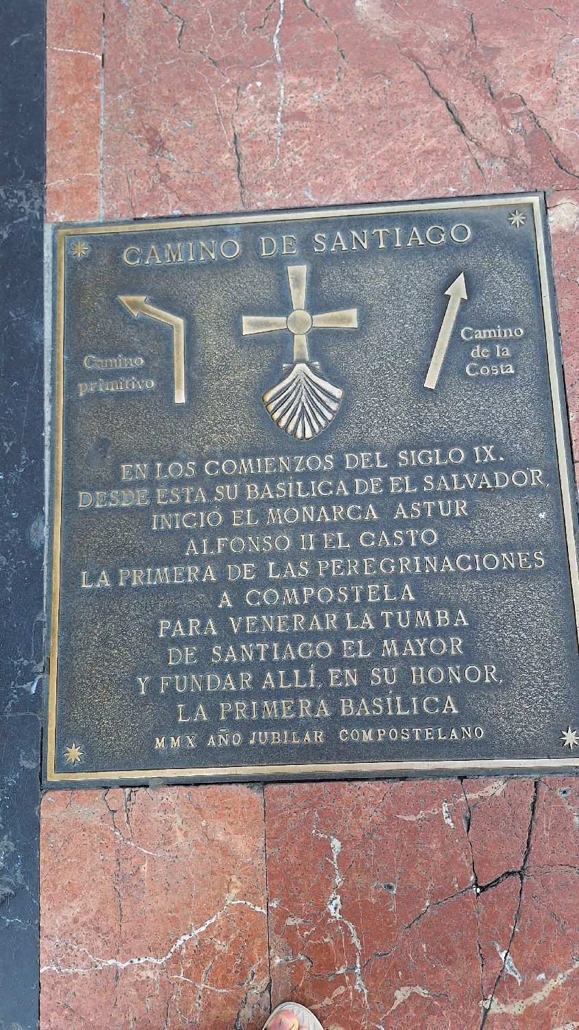 Camino del Norte, Oviedo, a burkolatba ágyazott útjelző tábla