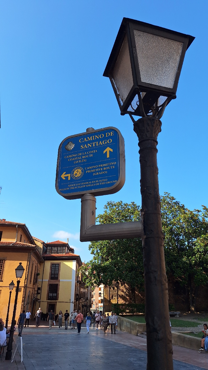 Camino del Norte, Oviedo, a kandeláberre szerelt útjelző tábla