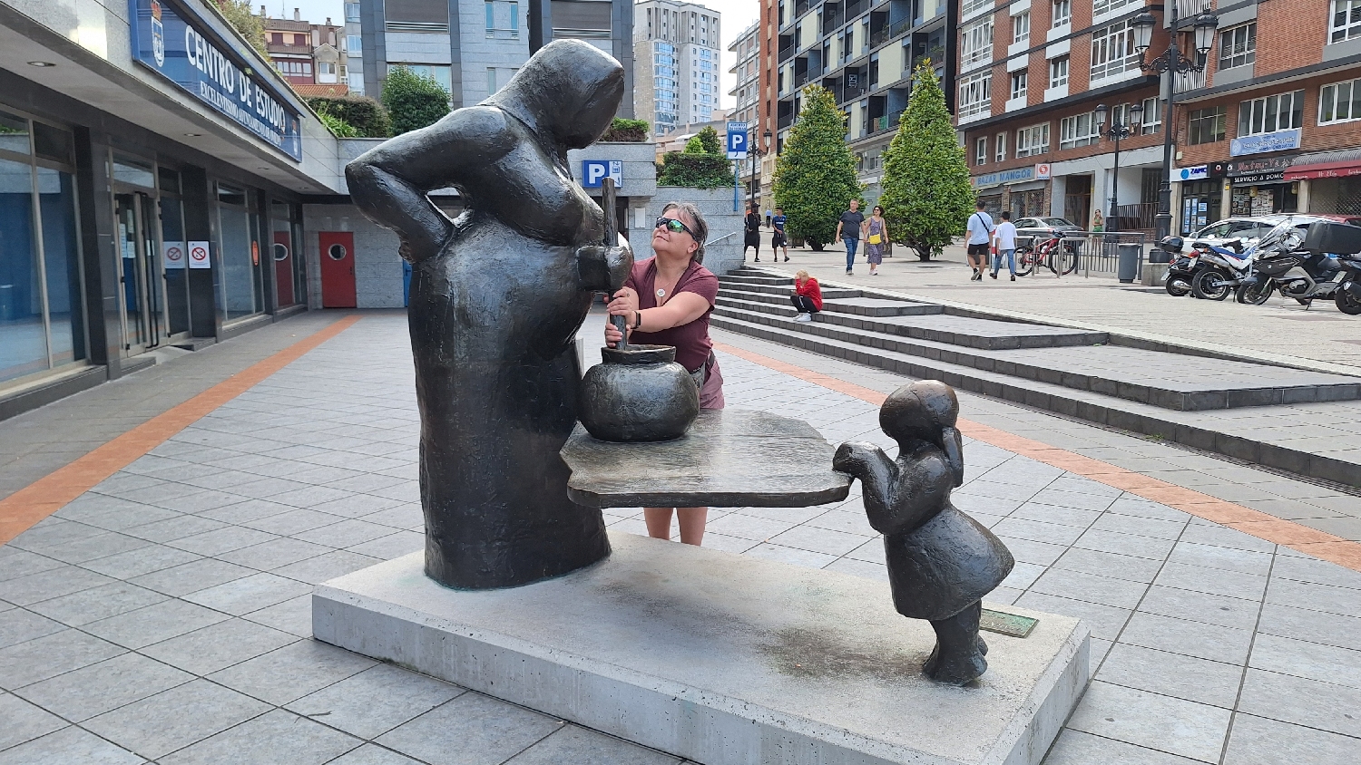 Camino del Norte, Oviedo, szobor Erikával :-)