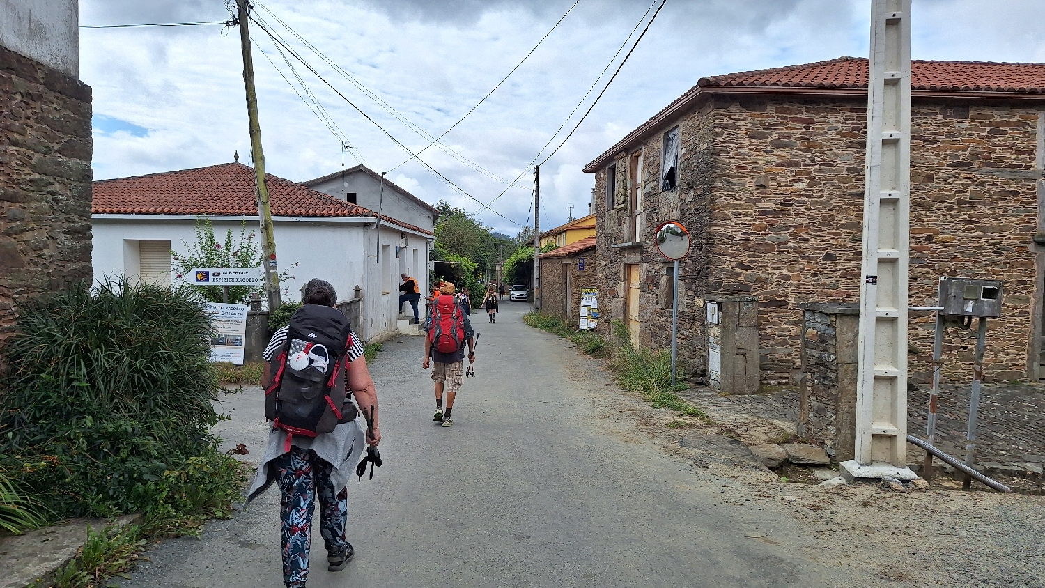Camino Norte / Camino Francés, megérkeztünk A Rúa településre, a táblánál balra kellett fordulnunk a szállásunkhoz