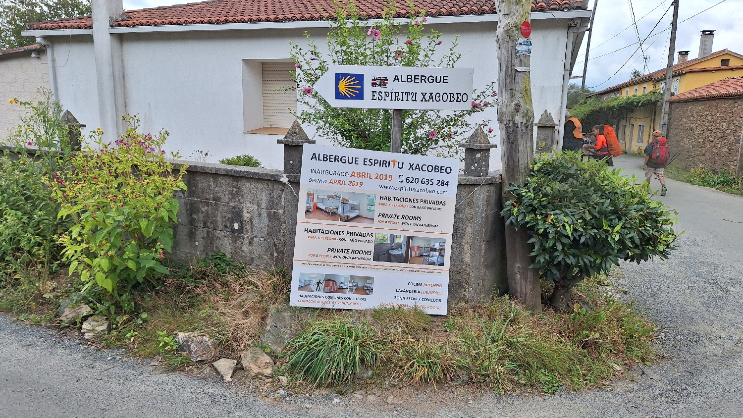 Camino Norte / Camino Francés, megérkeztünk A Rúa településre, a táblánál balra kellett fordulnunk a szállásunkhoz