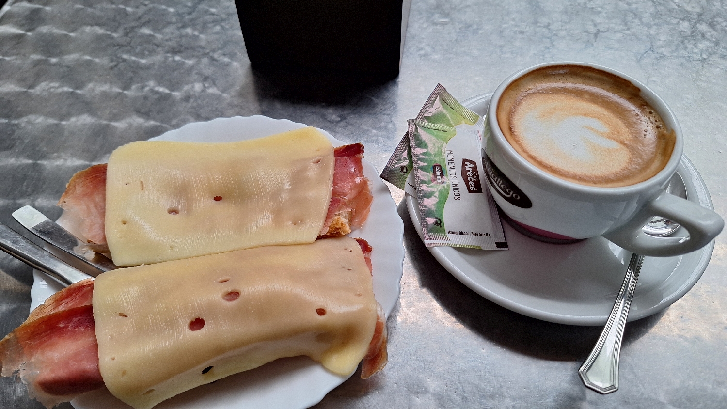 Camino del Norte, café con leche, sajtos-sonkás tostada