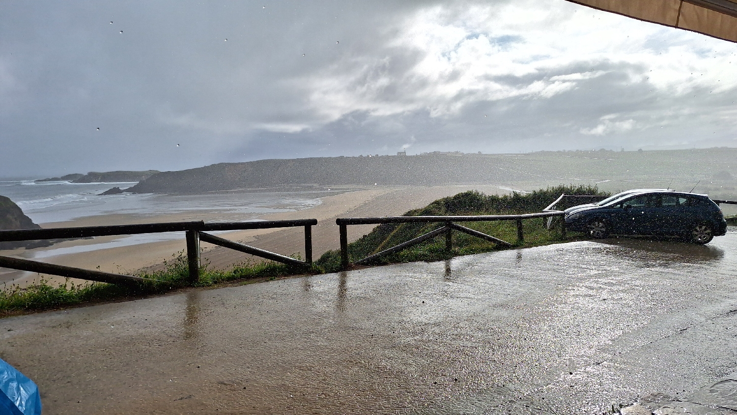 Camino del Norte, szakadó eső a kávézó teraszáról