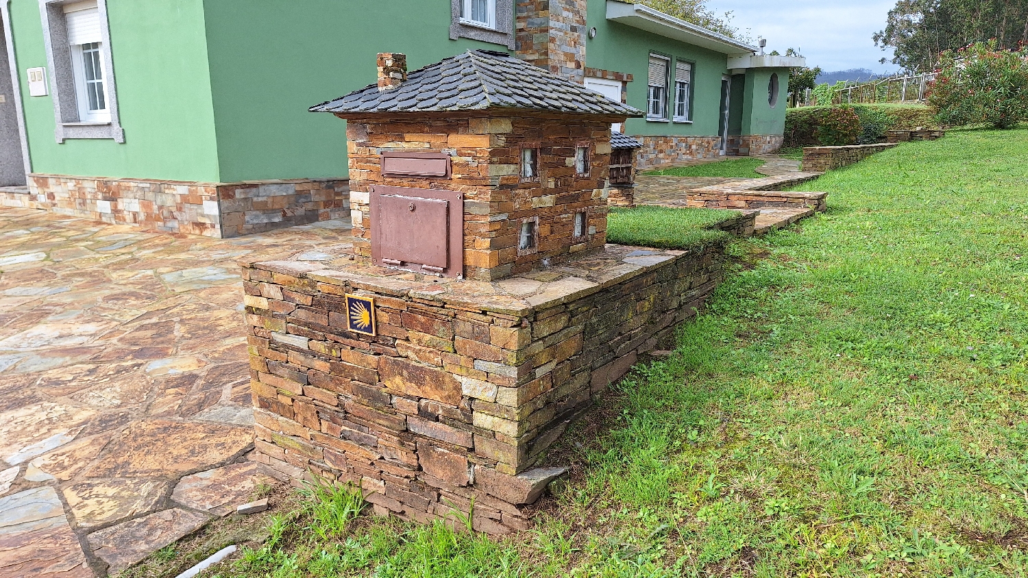 Camino del Norte, egy szép zöld ház és kicsinyített mása