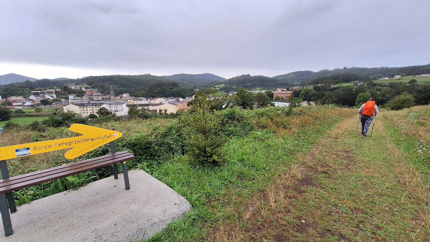 Camino del Norte, a távolban Vilanova de Lourenzá, az előtérben a sárga nyilas pad