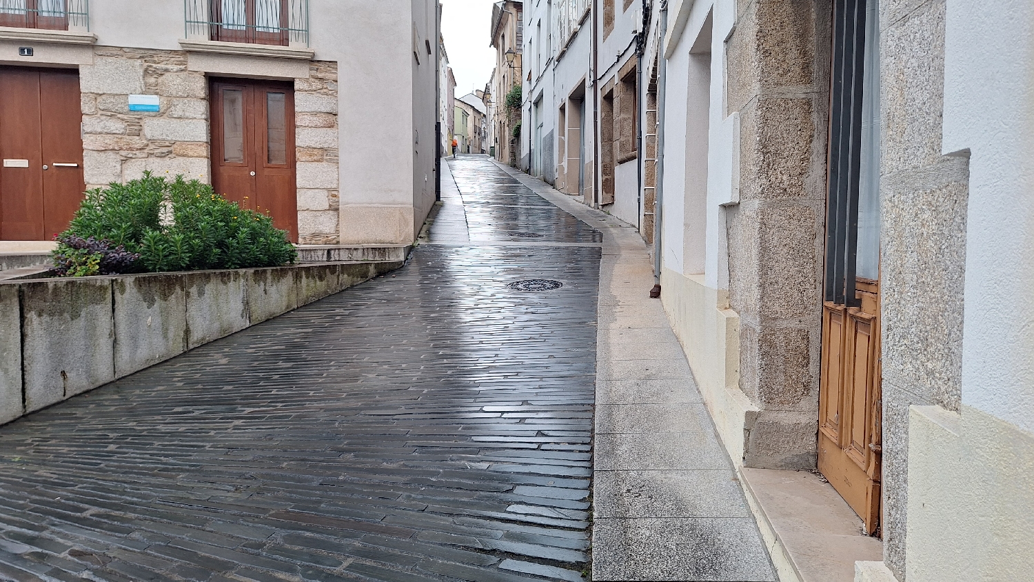 Camino del Norte, Mondoñedo, meredek utca nedvesen csillogó utcakövekkel