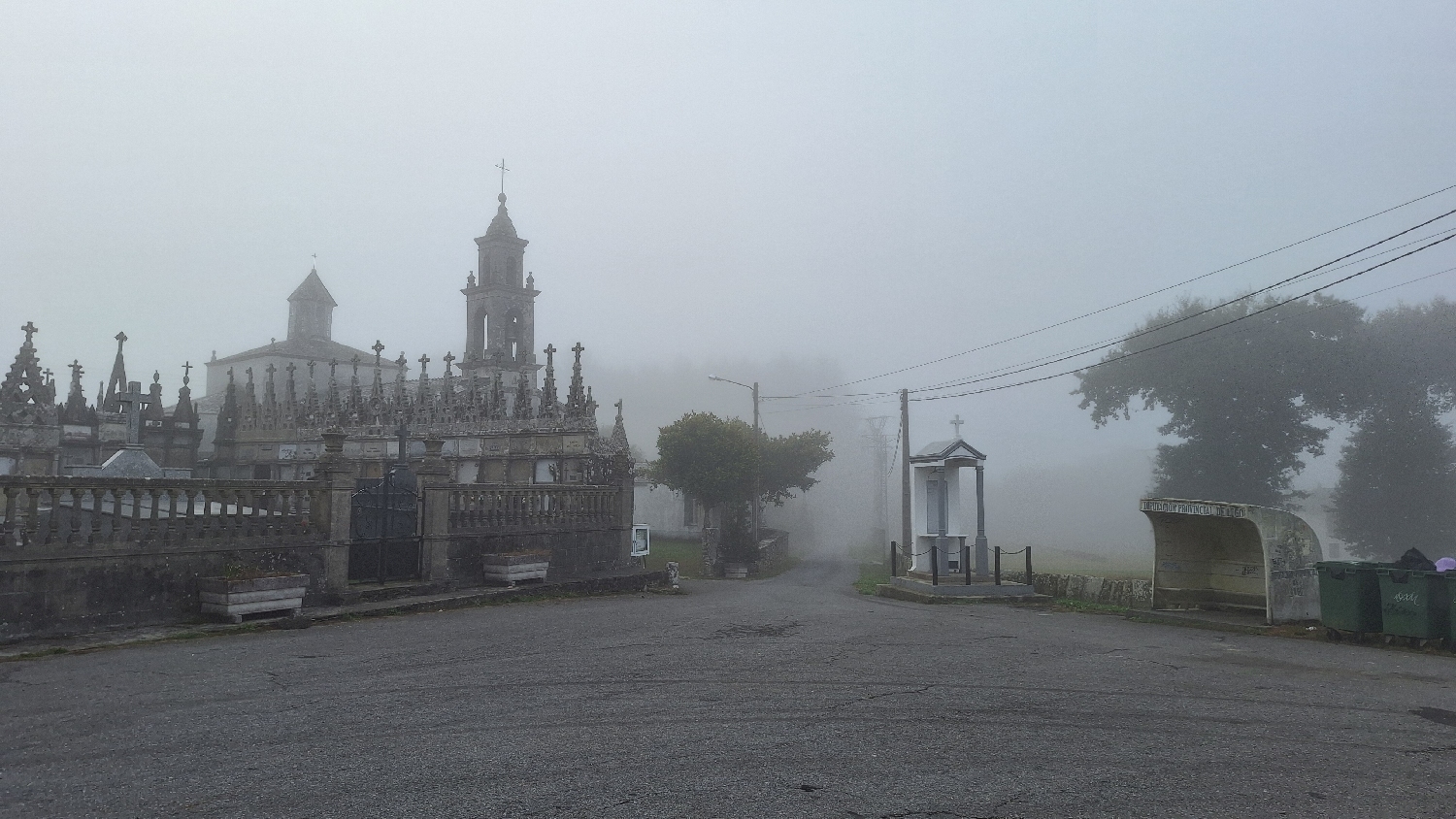 Camino del Norte, kápolna és temető a misztikus ködben