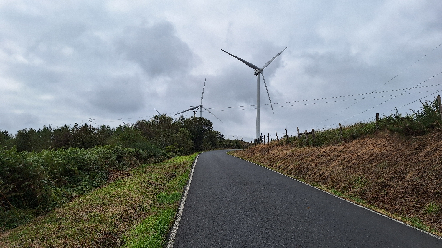 Camino del Norte, araszolunk felfelé az aszfaltúton a szélkerekek felé