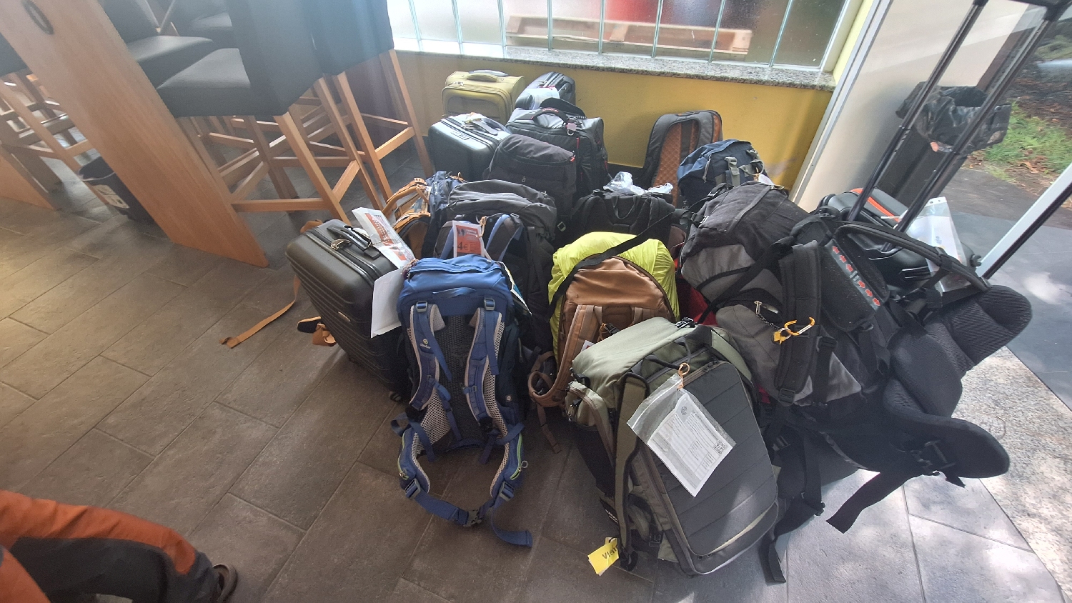 Camino del Norte, Camino Francés, gurulós bőröndök és hátizsákok taxiztatva