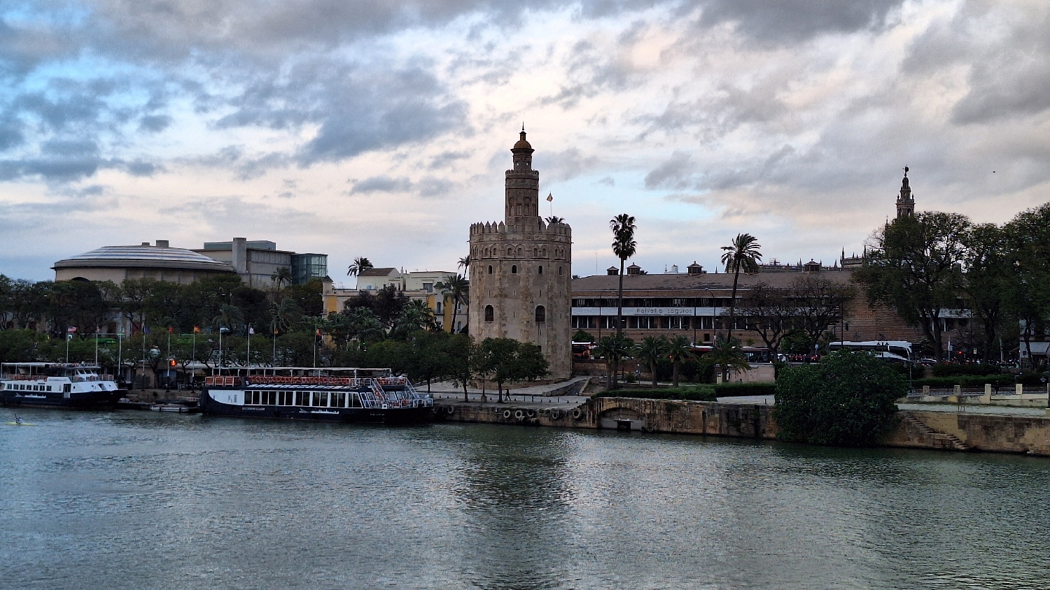 0_via_de_la_plata_sevilla_torre_del_oro.jpg