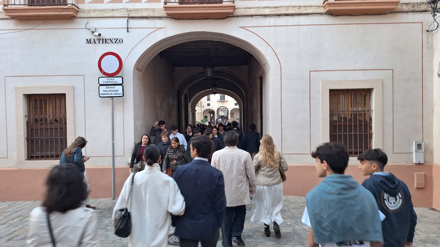 Vía de la Plata, Sevilla, tömeg halad a katedrális felé