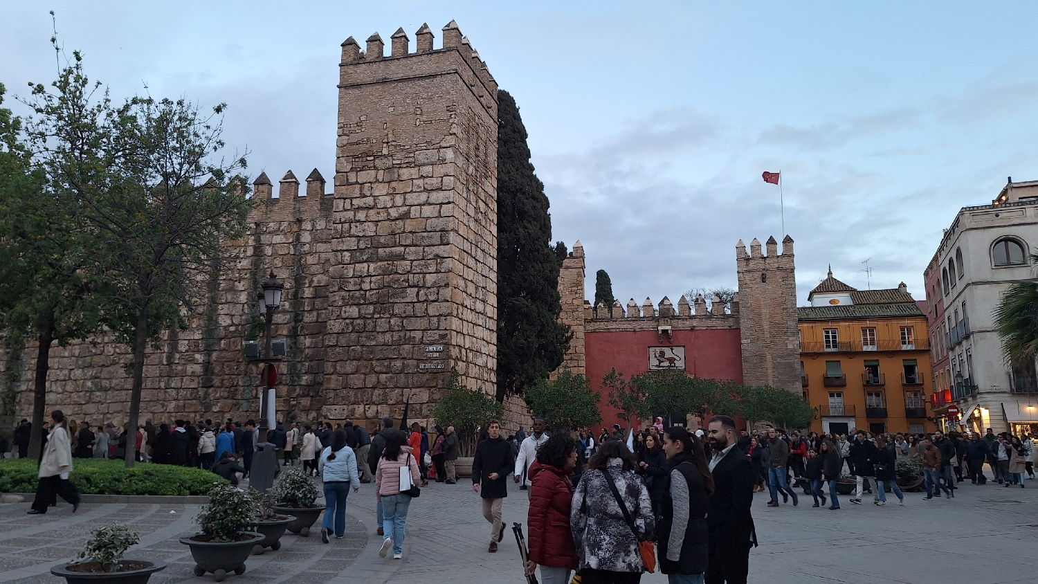 Vía de la Plata, Sevilla, a királyi palota oroszlános kapuja