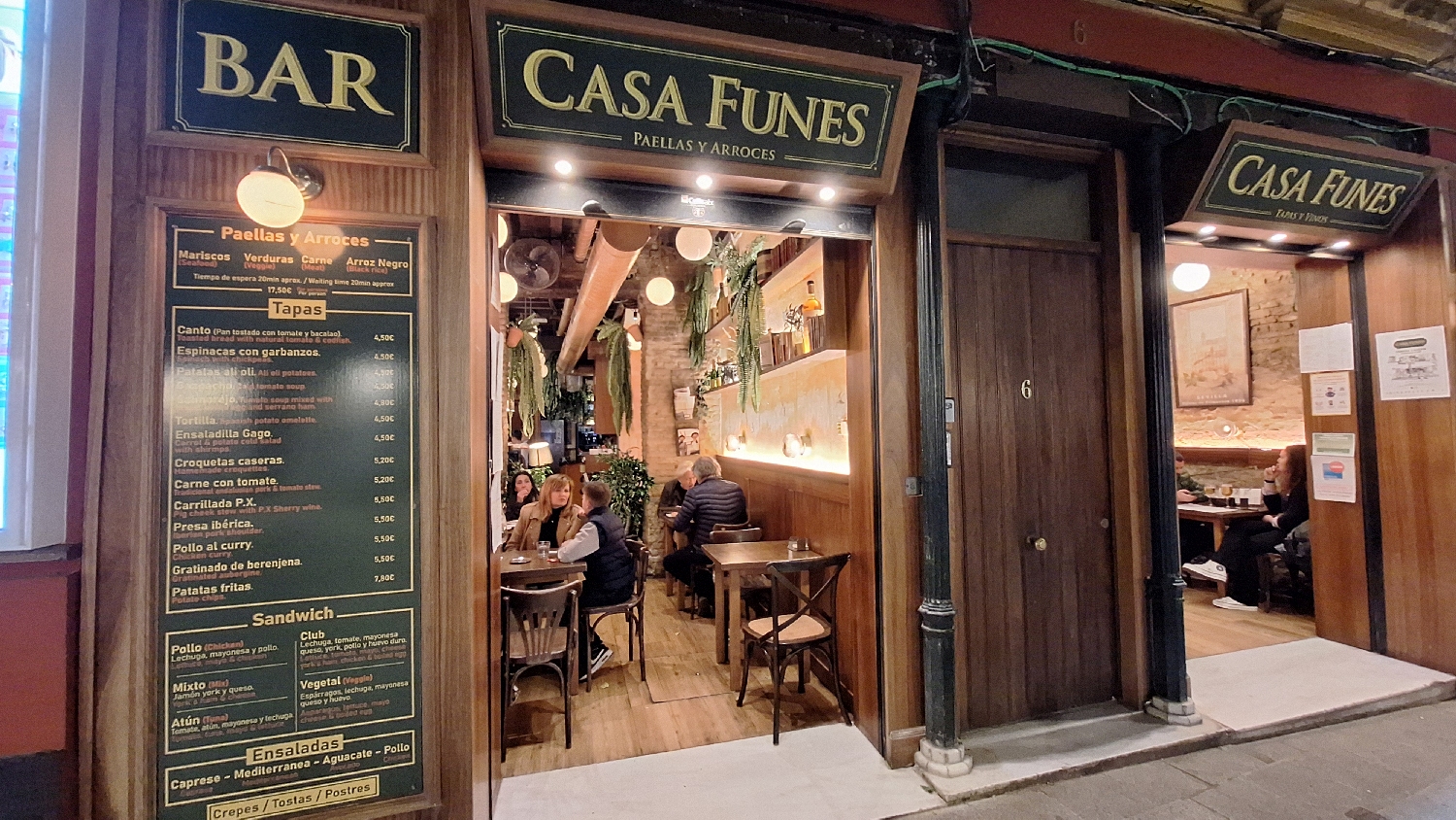 Vía de la Plata, Sevilla, egy étterem, a bejáratnál pont egy kétszemélyes szabad asztallal :-)