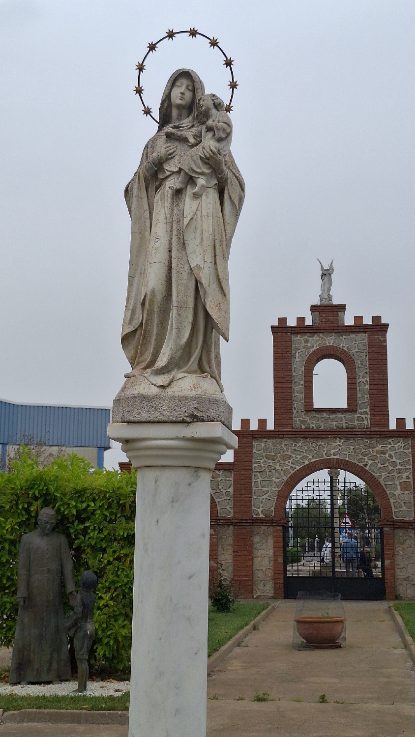 Vía de la Plata, Alcuéscar, Mária szobor és a kapu