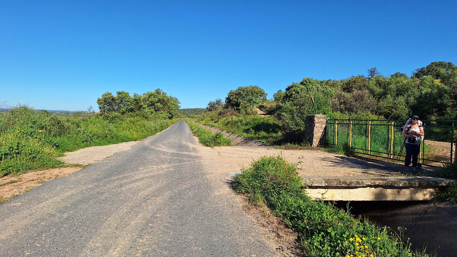 Vía de la Plata, az aszfaltút és jobbra a kapu, melyen jól látható a sárga nyíl. Arra kell menni.