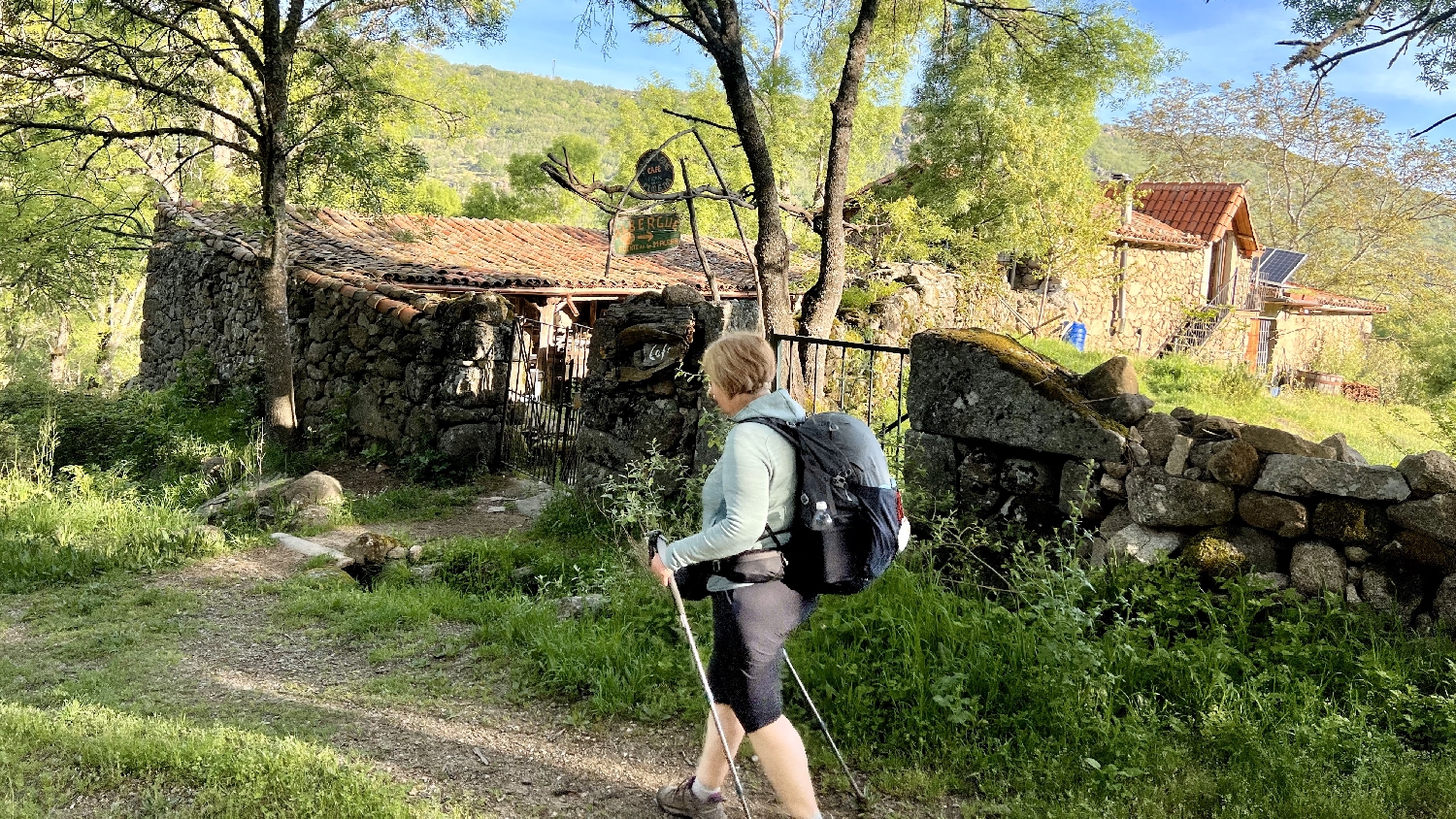 Vía de la Plata, a kőkerítés mögött egy albergue áll