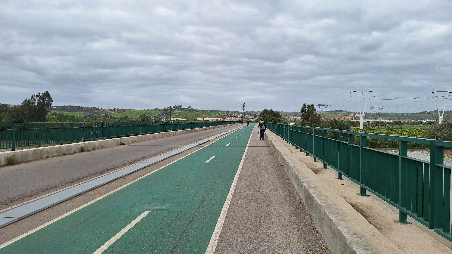 Vía de la Plata, Sevilla, a Puente de la Señorita biciklis és gyalogos híd, balra a távolban a Decathlon