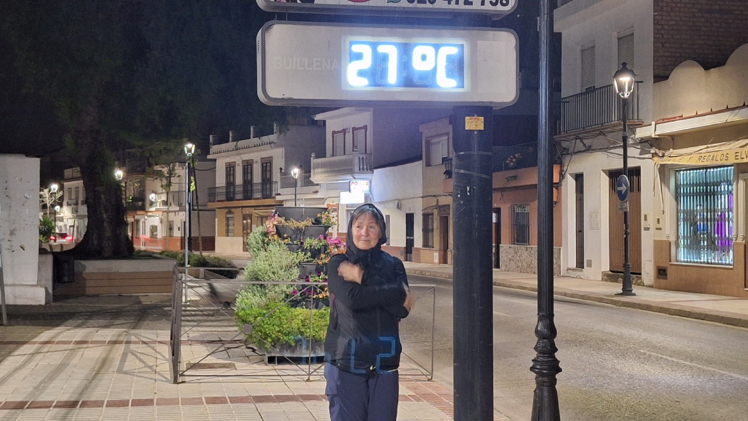 Vía de la Plata, Guillena, a kijelző tévesen 27 fokot mutat a 12 helyett, miközben Rózsa megfagy