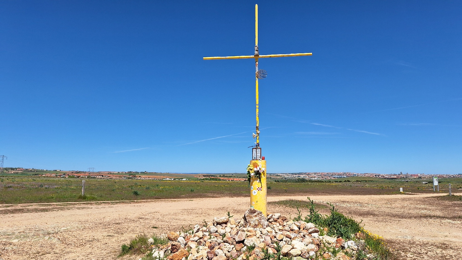 Vía de la Plata, a dombon túl már Salamanca, a dombon pedig kereszt