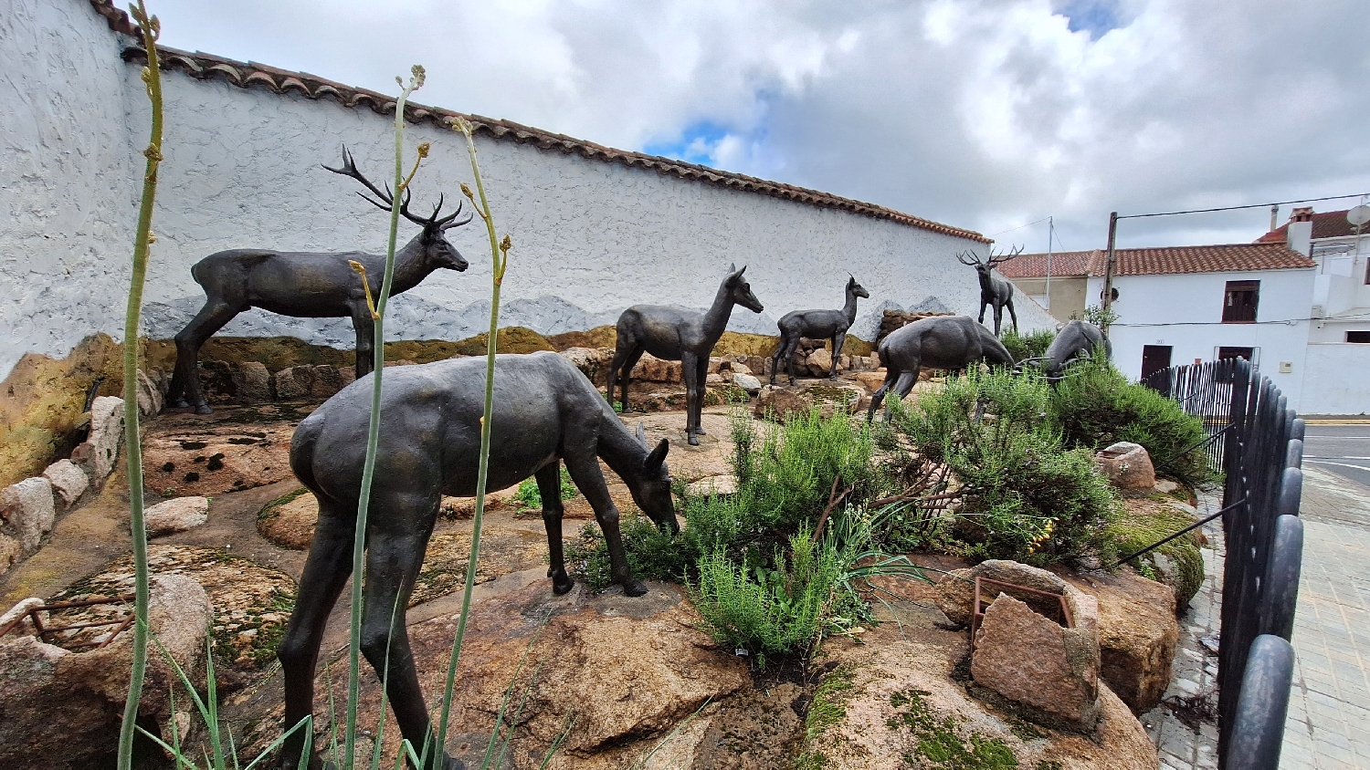 Vía de la Plata, Almadén de la Plata, az állatos szoborcsoport