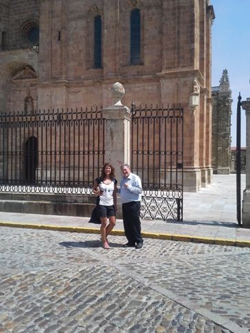 El Camino, Astorga, Don Manuel és Márti szintén a katedrális előtt