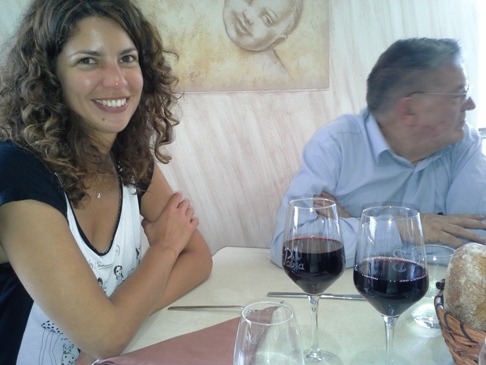 El Camino hospitalera, elegáns étterem Astorgában, ..itt pedig Márti figyel két pohár vino tintóval :-)