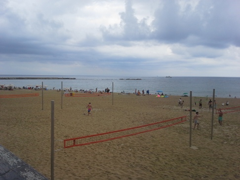 Barcelona beach, strandröpi felhőkkel.