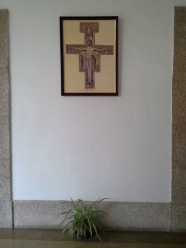 Santiago de Compostela, egyházi kollégium, folyosó szent képekkel