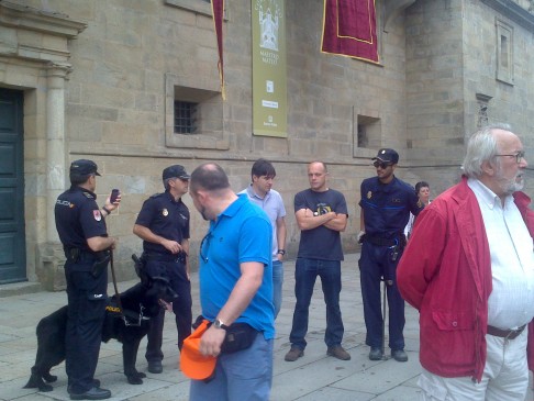 Santiago de Compostela, egyházi méltóságokra várva, rendőr sorfal biztosításával