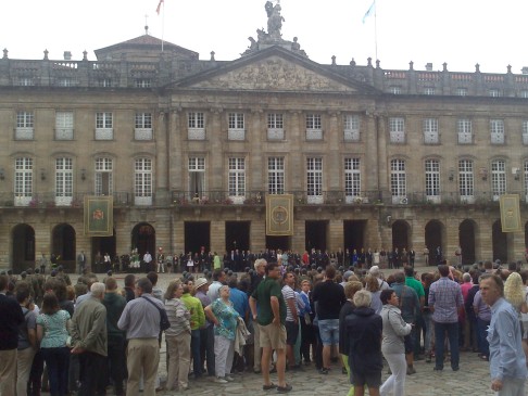 Santiago de Compostela, egyházi méltóságokra várva, rendőr sorfal biztosításával